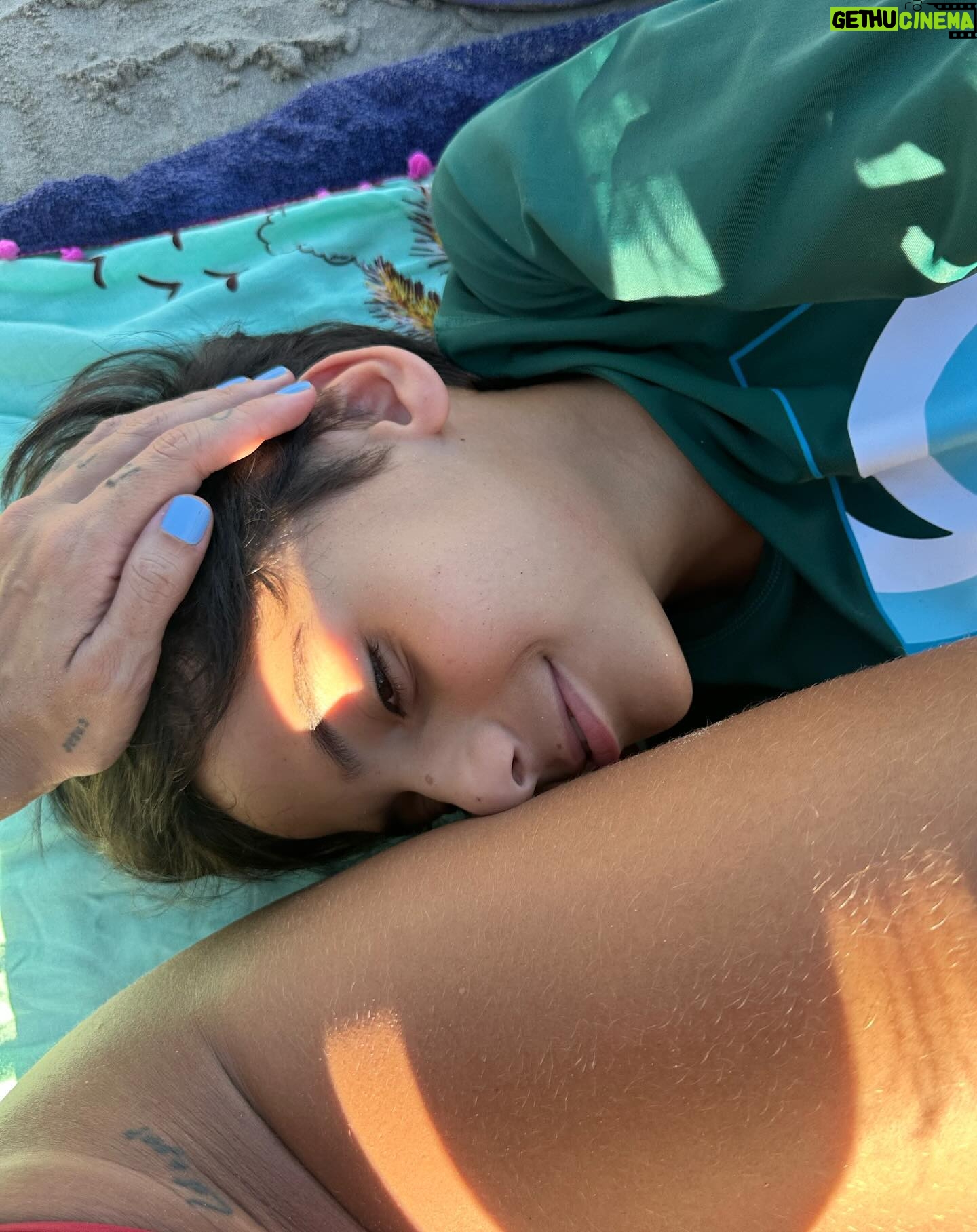 Any Borges Instagram - Nessa viagem de aniversário, tô curtindo muito, sabe? Tudo do jeitinho que eu amo. Praia, risadas com a família, comida simples, lugares surreais. Era exatamente o que eu tava precisando agora 😎☀️🌴