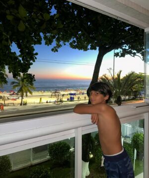 Any Borges Instagram - Março, o mês do meu aniversário, onde as celebrações duram o mês inteiro 😄😊 Chegou ao fim, deixando lembranças e os verdadeiros ao meu lado 🧡