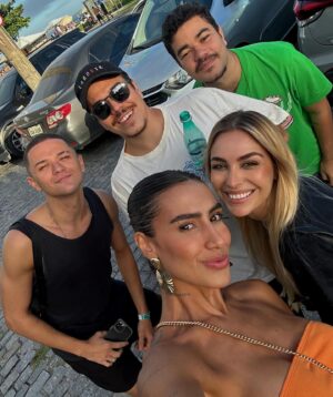 Any Borges Instagram - Março, o mês do meu aniversário, onde as celebrações duram o mês inteiro 😄😊 Chegou ao fim, deixando lembranças e os verdadeiros ao meu lado 🧡