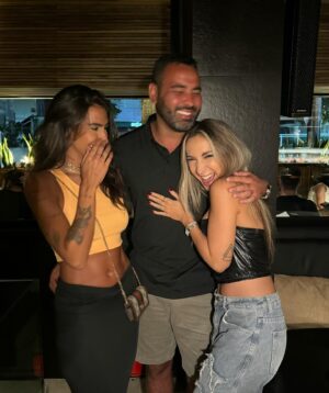 Any Borges Instagram - Março, o mês do meu aniversário, onde as celebrações duram o mês inteiro 😄😊 Chegou ao fim, deixando lembranças e os verdadeiros ao meu lado 🧡