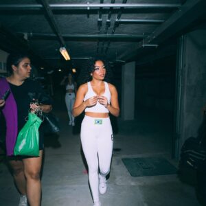 Any Gabrielly Instagram - 🇧🇷✨5 anos celebrados em uma noite✨🇧🇷
Obrigada a todos que cantaram comigo com todo o coração, que vieram nos ver nas portas dos hotéis, passaram horas fazendo presentinhos e cartinhas, que me deixaram uma mensagem de apoio tanto para o show quanto para o resto da minha carreira. Eu NUNCA vou me esquecer dessa noite e vocês são a peça principal disso tudo.

Pra equipe maravilhosa que fez com que esse momento fosse perfeito: OBRIGADA. Das luzes, ao som, a segurança, a produção, aos estilistas, montagem de palco, coreógrafos e todas as outras pecinhas que fazem parte disso tudo. Terão um post de agradecimento especial assim que a tour acabar, ainda tem dois shows UHUUUU. 

Thank you so much Brazil!!! And Portugal…get ready, the #ForeverUnitedTour is coming your way ✨🇵🇹🤍
