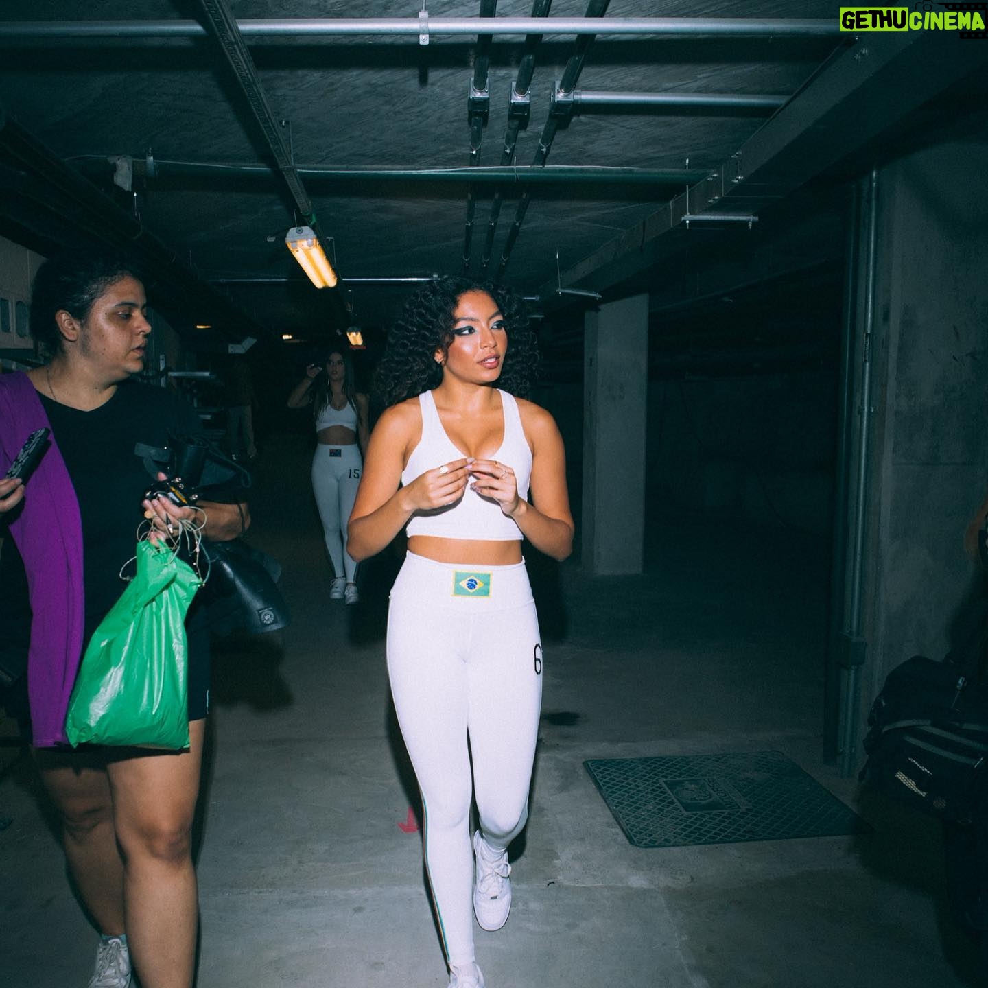 Any Gabrielly - 316.7K Likes - 🇧🇷✨5 anos celebrados em uma noite✨🇧🇷
Obrigada a todos que cantaram comigo com todo o coração, que vieram nos ver nas portas dos hotéis, passaram horas fazendo presentinhos e cartinhas, que me deixaram uma mensagem de apoio tanto para o show quanto para o resto da minha carreira. Eu NUNCA vou me esquecer dessa noite e vocês são a peça principal disso tudo.
Pra equipe maravilhosa que fez com que esse momento fosse perfeito: OBRIGADA. Das luzes, ao som, a segurança, a produção, aos estilistas, montagem de palco, coreógrafos e todas as outras pecinhas que fazem parte disso tudo. Terão um post de agradecimento especial assim que a tour acabar, ainda tem dois shows UHUUUU.
Thank you so much Brazil!!! And Portugal…get ready, the #ForeverUnitedTour is coming your way ✨🇵🇹🤍