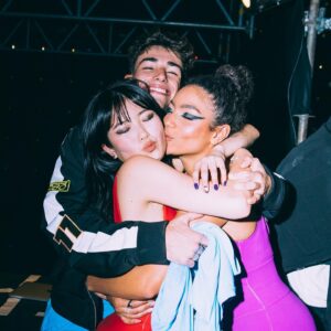 Any Gabrielly Instagram - 🇧🇷✨5 anos celebrados em uma noite✨🇧🇷
Obrigada a todos que cantaram comigo com todo o coração, que vieram nos ver nas portas dos hotéis, passaram horas fazendo presentinhos e cartinhas, que me deixaram uma mensagem de apoio tanto para o show quanto para o resto da minha carreira. Eu NUNCA vou me esquecer dessa noite e vocês são a peça principal disso tudo.

Pra equipe maravilhosa que fez com que esse momento fosse perfeito: OBRIGADA. Das luzes, ao som, a segurança, a produção, aos estilistas, montagem de palco, coreógrafos e todas as outras pecinhas que fazem parte disso tudo. Terão um post de agradecimento especial assim que a tour acabar, ainda tem dois shows UHUUUU. 

Thank you so much Brazil!!! And Portugal…get ready, the #ForeverUnitedTour is coming your way ✨🇵🇹🤍