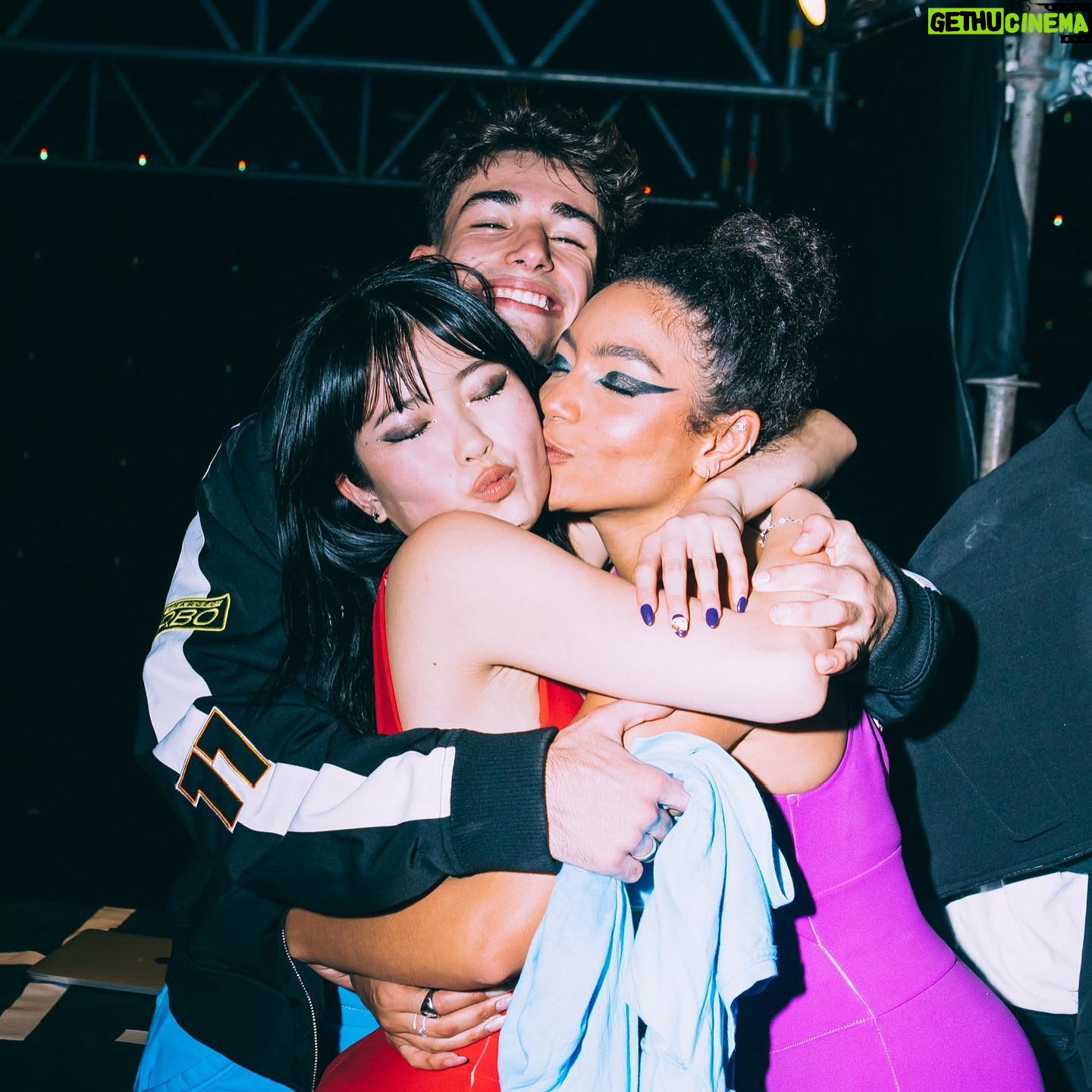 Any Gabrielly - 316.7K Likes - 🇧🇷✨5 anos celebrados em uma noite✨🇧🇷
Obrigada a todos que cantaram comigo com todo o coração, que vieram nos ver nas portas dos hotéis, passaram horas fazendo presentinhos e cartinhas, que me deixaram uma mensagem de apoio tanto para o show quanto para o resto da minha carreira. Eu NUNCA vou me esquecer dessa noite e vocês são a peça principal disso tudo.
Pra equipe maravilhosa que fez com que esse momento fosse perfeito: OBRIGADA. Das luzes, ao som, a segurança, a produção, aos estilistas, montagem de palco, coreógrafos e todas as outras pecinhas que fazem parte disso tudo. Terão um post de agradecimento especial assim que a tour acabar, ainda tem dois shows UHUUUU.
Thank you so much Brazil!!! And Portugal…get ready, the #ForeverUnitedTour is coming your way ✨🇵🇹🤍
