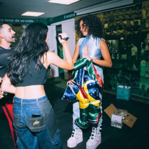 Any Gabrielly Instagram - 🇧🇷✨5 anos celebrados em uma noite✨🇧🇷
Obrigada a todos que cantaram comigo com todo o coração, que vieram nos ver nas portas dos hotéis, passaram horas fazendo presentinhos e cartinhas, que me deixaram uma mensagem de apoio tanto para o show quanto para o resto da minha carreira. Eu NUNCA vou me esquecer dessa noite e vocês são a peça principal disso tudo.

Pra equipe maravilhosa que fez com que esse momento fosse perfeito: OBRIGADA. Das luzes, ao som, a segurança, a produção, aos estilistas, montagem de palco, coreógrafos e todas as outras pecinhas que fazem parte disso tudo. Terão um post de agradecimento especial assim que a tour acabar, ainda tem dois shows UHUUUU. 

Thank you so much Brazil!!! And Portugal…get ready, the #ForeverUnitedTour is coming your way ✨🇵🇹🤍