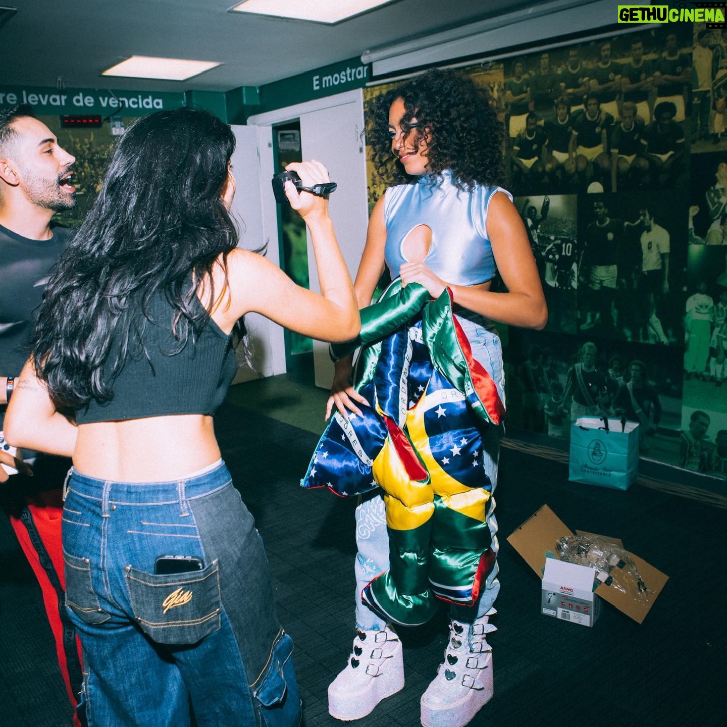 Any Gabrielly - 316.7K Likes - 🇧🇷✨5 anos celebrados em uma noite✨🇧🇷
Obrigada a todos que cantaram comigo com todo o coração, que vieram nos ver nas portas dos hotéis, passaram horas fazendo presentinhos e cartinhas, que me deixaram uma mensagem de apoio tanto para o show quanto para o resto da minha carreira. Eu NUNCA vou me esquecer dessa noite e vocês são a peça principal disso tudo.
Pra equipe maravilhosa que fez com que esse momento fosse perfeito: OBRIGADA. Das luzes, ao som, a segurança, a produção, aos estilistas, montagem de palco, coreógrafos e todas as outras pecinhas que fazem parte disso tudo. Terão um post de agradecimento especial assim que a tour acabar, ainda tem dois shows UHUUUU.
Thank you so much Brazil!!! And Portugal…get ready, the #ForeverUnitedTour is coming your way ✨🇵🇹🤍