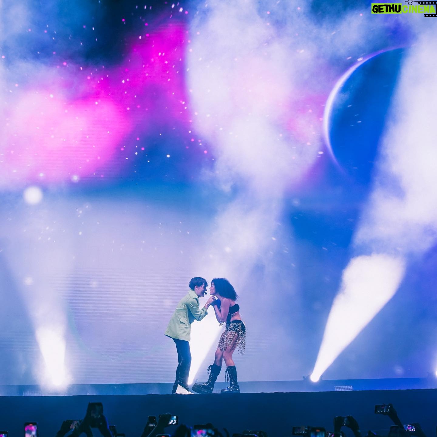 Any Gabrielly - 316.7K Likes - 🇧🇷✨5 anos celebrados em uma noite✨🇧🇷
Obrigada a todos que cantaram comigo com todo o coração, que vieram nos ver nas portas dos hotéis, passaram horas fazendo presentinhos e cartinhas, que me deixaram uma mensagem de apoio tanto para o show quanto para o resto da minha carreira. Eu NUNCA vou me esquecer dessa noite e vocês são a peça principal disso tudo.
Pra equipe maravilhosa que fez com que esse momento fosse perfeito: OBRIGADA. Das luzes, ao som, a segurança, a produção, aos estilistas, montagem de palco, coreógrafos e todas as outras pecinhas que fazem parte disso tudo. Terão um post de agradecimento especial assim que a tour acabar, ainda tem dois shows UHUUUU.
Thank you so much Brazil!!! And Portugal…get ready, the #ForeverUnitedTour is coming your way ✨🇵🇹🤍