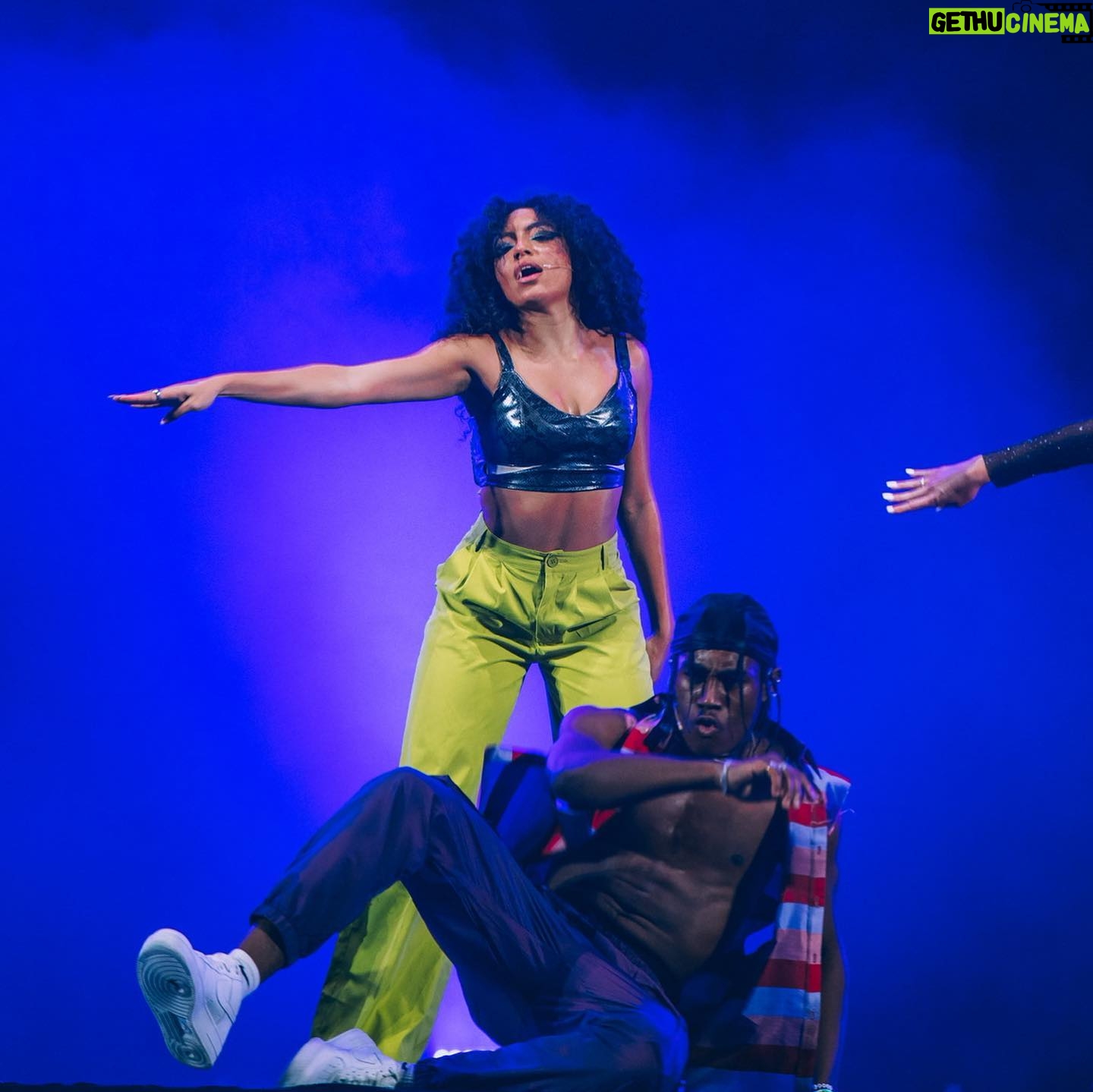 Any Gabrielly - 316.7K Likes - 🇧🇷✨5 anos celebrados em uma noite✨🇧🇷
Obrigada a todos que cantaram comigo com todo o coração, que vieram nos ver nas portas dos hotéis, passaram horas fazendo presentinhos e cartinhas, que me deixaram uma mensagem de apoio tanto para o show quanto para o resto da minha carreira. Eu NUNCA vou me esquecer dessa noite e vocês são a peça principal disso tudo.
Pra equipe maravilhosa que fez com que esse momento fosse perfeito: OBRIGADA. Das luzes, ao som, a segurança, a produção, aos estilistas, montagem de palco, coreógrafos e todas as outras pecinhas que fazem parte disso tudo. Terão um post de agradecimento especial assim que a tour acabar, ainda tem dois shows UHUUUU.
Thank you so much Brazil!!! And Portugal…get ready, the #ForeverUnitedTour is coming your way ✨🇵🇹🤍