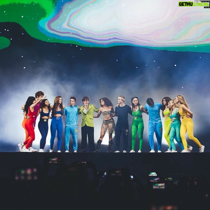Any Gabrielly - 316.7K Likes - 🇧🇷✨5 anos celebrados em uma noite✨🇧🇷
Obrigada a todos que cantaram comigo com todo o coração, que vieram nos ver nas portas dos hotéis, passaram horas fazendo presentinhos e cartinhas, que me deixaram uma mensagem de apoio tanto para o show quanto para o resto da minha carreira. Eu NUNCA vou me esquecer dessa noite e vocês são a peça principal disso tudo.
Pra equipe maravilhosa que fez com que esse momento fosse perfeito: OBRIGADA. Das luzes, ao som, a segurança, a produção, aos estilistas, montagem de palco, coreógrafos e todas as outras pecinhas que fazem parte disso tudo. Terão um post de agradecimento especial assim que a tour acabar, ainda tem dois shows UHUUUU.
Thank you so much Brazil!!! And Portugal…get ready, the #ForeverUnitedTour is coming your way ✨🇵🇹🤍