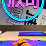 Apinya Sakuljaroensuk Instagram - 🍣ร้านนี้แนะนำเลย..ใครไปพัทยาอยากทานโอมากาเสะคุณภาพดีไปที่นี่ @kinjiomakase อร่อยน้ำตาไหล เชฟมีความความตลก อัธยาศัยดี ที่สำคัญแสงในร้านและส่วนประกอบตั่งต่างของร้าน แอบสังเกตุแล้วเห็นแล้วคิดว่าเขาตั้งใจทำให้คนชอบถ่ายคอนเทนต์หรือเซลฟี่ถ่ายเองได้ง่าย แสงดีงามถ่ายยังไงก็สวย สรุปคือ💯💯 คุ้มค่ามากๆ วัถุดิบดี ช่ำเว่อร์🤙🏾🫶🏽 Booking : @kinjiomakase