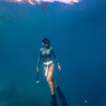 Apinya Sakuljaroensuk Instagram - ขึ้นมาหายใจไม่ทันไร 🧜🏼‍♀️ คิดถึงน้ำอีกแล้ว #ขอให้ทะเลโอบกอดเรา #BlueProdigy