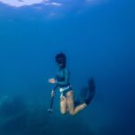 Apinya Sakuljaroensuk Instagram - ขึ้นมาหายใจไม่ทันไร 🧜🏼‍♀️ คิดถึงน้ำอีกแล้ว #ขอให้ทะเลโอบกอดเรา #BlueProdigy