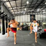 Apinya Sakuljaroensuk Instagram - 1วันเข้าคลาสเรียนมวยไทย ฝึกทักษะ เบสิค @superbon.trainingcamp กับพี่ @petchtanong และพี่ @nongogaiyanghadao หยอดกระปุกความรู้วันละนิดวันละหน่อยฝึกไปเรื่อยๆ 🥊 มวยไทยเป็นอีก1สิ่งที่ชอบมากในวัย30 ❤️‍🔥❤️‍🔥