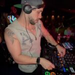 Arán de las Casas Instagram - Que duros @tonyromano__ @ronalddiblasi @djmoycez #MiFavorita 🫶🏼✨ están rompiendo muchachosssss , ey Djs actívense a mandar sus videos activando las rumbas que vamos a estarlos reposteando, y tenemos una sorpresa para ustedes 🫶🏼✨ @blackieblk @loispurity