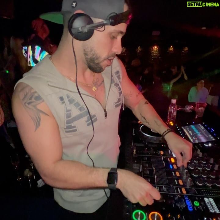 Arán de las Casas Instagram - Que duros @tonyromano__ @ronalddiblasi @djmoycez #MiFavorita 🫶🏼✨ están rompiendo muchachosssss , ey Djs actívense a mandar sus videos activando las rumbas que vamos a estarlos reposteando, y tenemos una sorpresa para ustedes 🫶🏼✨ @blackieblk @loispurity