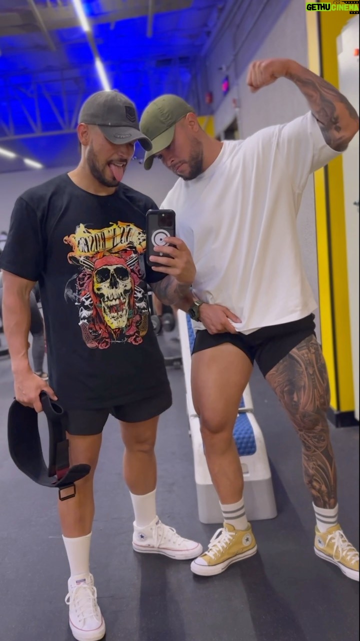 Arán de las Casas Instagram - Estalle de 🦿🦿 este año vamos con todo 🥷🔥👽🛸