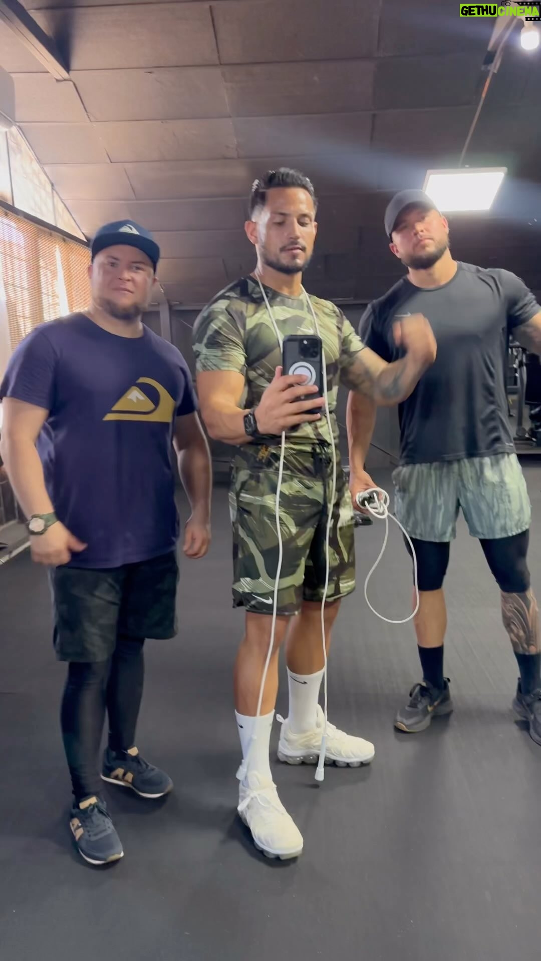 Arán de las Casas Instagram - Entrenando con mis hermanos en CHI CHI CHI LE LE LE 🇨🇱🌶️🔥 el verdadero estalle , este año la máxima mutación 👽🛸
