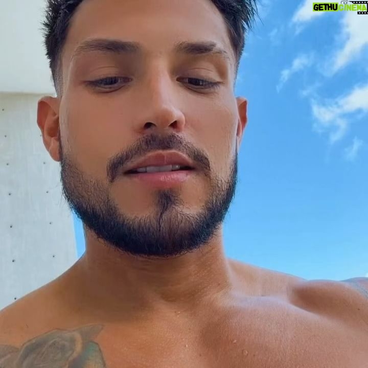 Arán de las Casas Instagram - Este 14 de febrero tenemos una cita 😏 solo tiene que mencionar aquí a tu persona favorita 🫶🏼😍
