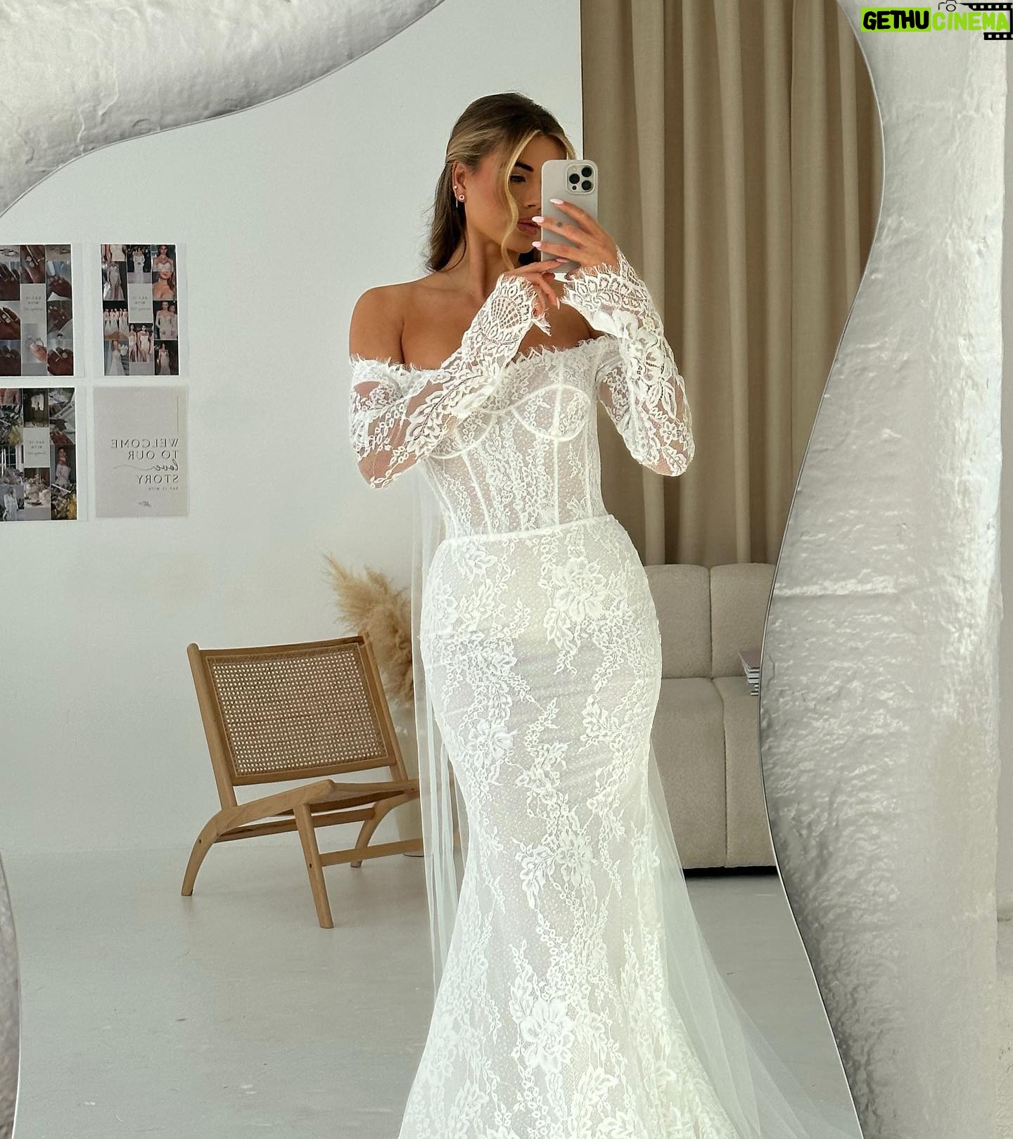 Arabella Chi Instagram - Another amazing shoot day with @sayitwith__ Keep your eyes peeled for our next shoot ... it's a big one 👀 🤫 guess the location in the comments below whoever gets the answer right first wins a piece from the collection ✨