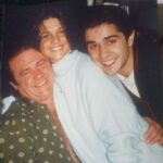 Araceli González Instagram – Aparentemente era el mejor de mis estados estar upa de El! Aparentemente buscaba la cercanía y la seguridad que todo estaba bien! Y siempre mirando desde arriba como: que pasa? Todo bien por allá abajo? Los papas son la ley y siempre  buscamos su aprobación de la mejor forma para relacionarnos! No vieron muchas fotos con mi papá. Es verdad! Los vínculos son diferentes y van mutando pero me quedo con esa niña que hay en mi y sigue estando con sus alegrias, esperas y dolores. Me quedo con lo mejor con los instantes que me hicieron reír , que me hacen reír hoy! No me quedo con lo mucho y con lo poco , me quedo con el todo que aporto en mi vida. 
Mi hermano y mi papá! El mejor de los Estados! 
Mi papá tiene ojos muy claros! Me hubiese encantado tenerlos 😜🥹🙄.
Toto tiene sus ojos y mirarlos me da mucha emoción. 
Me cuesta mucho escribir cosa que no es común! Pero tengo Papá!!!! Tengo historia con El , tengo enojos y tengo amor! Habla La Niña y habla la mujer adulta! Se encuentran dos potencias que quieren decir su sentir! 
Bailador de tango como nadie! Lo hacía de niña y amaba. Las familias se quiebran y se construyen con el mejor encuentro . Yo elijo mejores recuerdos y los atesoro para mi. Gracias Papa por todo y el no todo dado. Todo eso me hizo en parte quién soy. Sabe que tu mirada era el monitoreo que buscaba y seguiré buscando el resto de mi vida. ❤️
Feliz  día Hermano hermoso! 
Feliz día al al cielo donde están dos referentes de mi vida. Abuelo Fito y Tio Puchi! Los amo! Mis hombres. Mis compañeros . Mis amores ❤️