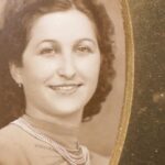 Araceli González Instagram – Mujeres que trascienden! Mujeres que marcan, guían y son de lo más inspiradoras ! Crecí con mujeres que su edad no fue un límite, que trabajar les dio autoridad, independencia y personalidad! 
El día a día en mi vida marca toda inspiración de mujeres que marcaron mi construcción! Seguí buenos ejemplos que te guían a través de su impronta y hechos! 

Abuela materna: Delfina , mamá soltera en 1938 .  Coraje. ❤️. Valentía 🌸

Abuela María : crío 9 hermanos con tan solo 9 años a causa de la muerte de su mamá! Viuda con un hijo a los 40 años. Trabajó incansablemente hasta sus 100 años cociendo . Compro su casa con su trabajo! . La número uno de estilo y creatividad. Muriendo a los 101. Fortaleza 💪🏻

Mamá : pone fin a una relación de amor ! Dejando al hombre que amo pero no con locura! Lo hizo por su propia dignidad! Defendiendo sus valores y preceptos a los 35 años. Señalada como “la separada” en los años 1975. Me marcó la enseñanza más enorme de mi existencia . Coraje! Dignidad y sobre todo valentía! Quién no se respeta no avanza en zonas claras , en zonas de verdad !  Trabajando incansablemente sin recibir nada solo por su propia voluntad, responsabilidad! Mujeres icónicas en mi vida , mujeres que marcaron evolución! Mis bellas mujeres! Si 

Hay iconos  conocidos por todos pero también hay iconos que vos  conoces en la vida y no lo ves! Asegurate de estar más lúcida! Asegúrate de cuidar cada espacio, cada decision y sobre todas las cosas tu verdad! 

GRACIAS! ❤️
