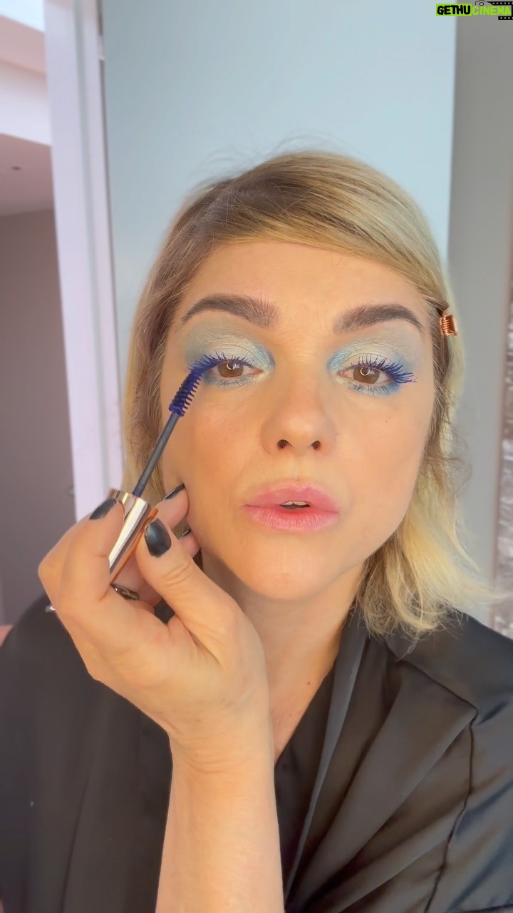 Araceli González Instagram - Llegueeeeee! No se puede tanto! 😂😂😂🌱😂. Prometo mostrarlo con lujo de detalle 🤩. Que use ? Preparación de piel: Fresh foam: espuma de agua micelar 💦 Fresh face: Bruma con ácido Hialuronico y extractos de plantas. Hidratante y descongestiva 💦 Parches: Colágeno y ácido hialuronico ( 30minutos) Blue water gel: dos tipo de ácido Hialuronico y vitamina A y E . Hidratación por más horas. En profundidad. Todo tipo de piel 💦 Natural Lip : balsamo de 👄. Con ácido Hialuronico y vitamina C . Preparación de base: Custom nuestros correctores Iara hacer tu base a tu medida: usándolos por separado o mezclando tonos para lograr tu color perfecto y una base con estructura! Natural! 🌱🤩 Mi tono de corrector de ojeras : Chesnut ( pieles claras ) Contorno: Nutwood. Sombras: dentro de los azules, aqua, turquesa. Paleta de 9 sombras, satinadas y mates O la otra opción es individuales . Todo en la tienda o consulta a nuestro WhatsApp 💪🏻 Labial Rose con ácido Hialuronico y protección UV Rubor 👄 Perfecto divino ! 🌸 Showroom: Delgado 1324, Belgrano Martes a sábados 10:30 hs a 19:00 hs Te esperamos 🤩👋 Te gusto!?
