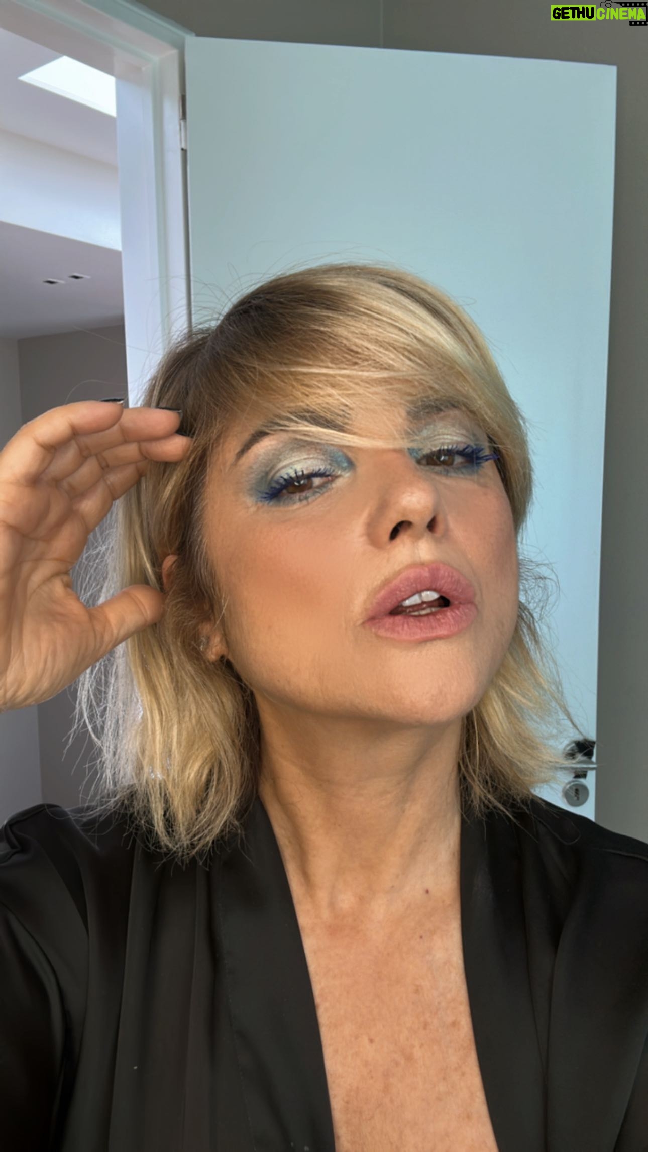 Araceli González Instagram - Llegooooooo es hoyyyyyy! 😂😂😂😂 Nuestra máscara de pestañas! STARS Esta es la nueva : Baby blue night Hipoalergénica & waterproof 💦 Con aceite de coco y vitamina E para cuidar tus pestañas 🥥 @g.aracosmetics by @araceligonzalez67 #gara #garacosmetics #araceli #araceligonzalez #araceliweb #mascaradepestañas #new #azul #waterproof #hipoalergénica #aceitedecoco #crueltyfree #aptovegano #vegan #tiendaonline Araceliweb.com Showroom: martes a sábados, 10:30 hs a 19:00 hs Delgado 1324, Belgrano Te esperamos 🤩⭐️