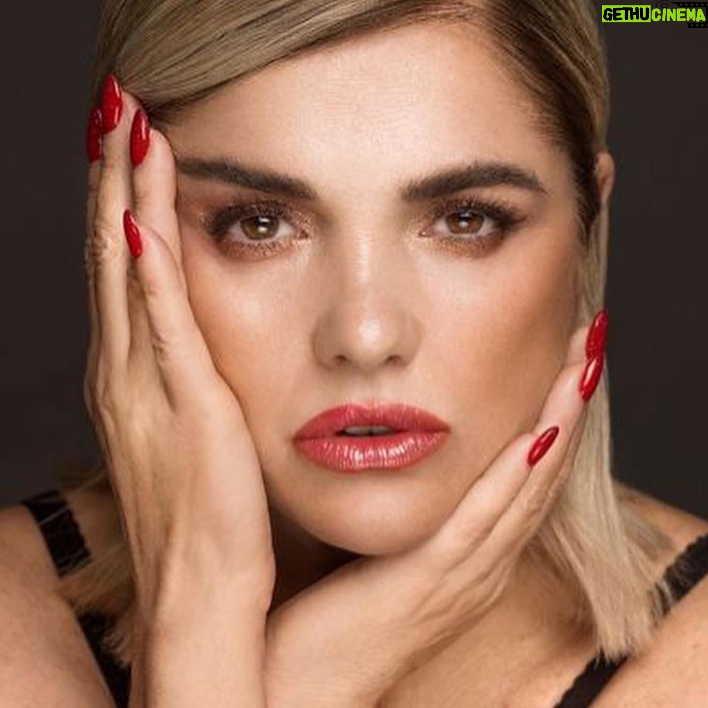 Araceli González Instagram - Jasper! Sparkly gloss con ácido Hialuronico 💫 Vitamina E Además de dar volumen por sus Perlas oro tiene un brillo extremo! No migra! ⭐️ Cuida tus labios hidratando en su postura 👄 Long lasting 💫 Vienen en tres colores Jasper ( foto) Sard Rubi Elegí el que más te guste! Los amaras con aroma a melón! @g.aracosmetics by @araceligonzalez67 #gara #araceliweb #garacosmetics #araceli #araceligonzalez #cosmetics #labial #lipgloss #gloss #sparkly #tiendaonline