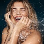 Araceli González Instagram – White water gel. 
Nuestra primer crema en gel de tratamiento para el contorno de ojos. 
4% de Niacinamida 
1% de ácido Hialuronico 
Estos ingredientes juntos hacen que sea una crema humectante e hidratante . Accionando sobre la flexibidad y mejorando la calidad de piel . Aclarando la zona y dando más elasticidad. Anti age.

Manzanilla y Aloe Vera: calma , descongestiona. Reduce ojeras hinchadas. Refrescante. 

Maravillosamente perfecta! 🤩 

@g.aracosmetics by @araceligonzalez67 

Araceliweb.com 
@dfsatlanticosurrg ( Rio Grande)
@dfsatlanticosurush ( Ushuaia)
@farmaciayoptica_curciohnos ( barracas) 
@dermoesteticok ( Neuquén)
@bloss.distribuidor ( Córdoba) 
@fischerdistribuidorasf ( Santa Fe y Paraná) 
@farmaciascristal ( Comodoro Rivadavia) 

Cada vez más cerca ! 🌸