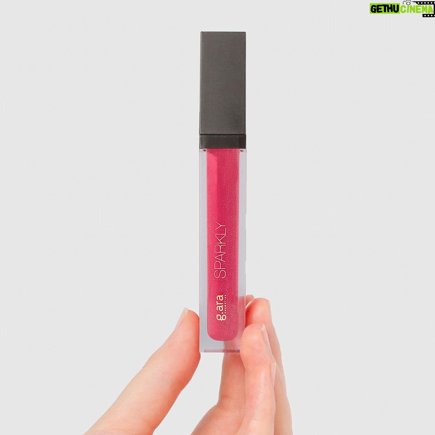 Araceli González Instagram - Jasper! Sparkly gloss con ácido Hialuronico 💫 Vitamina E Además de dar volumen por sus Perlas oro tiene un brillo extremo! No migra! ⭐️ Cuida tus labios hidratando en su postura 👄 Long lasting 💫 Vienen en tres colores Jasper ( foto) Sard Rubi Elegí el que más te guste! Los amaras con aroma a melón! @g.aracosmetics by @araceligonzalez67 #gara #araceliweb #garacosmetics #araceli #araceligonzalez #cosmetics #labial #lipgloss #gloss #sparkly #tiendaonline