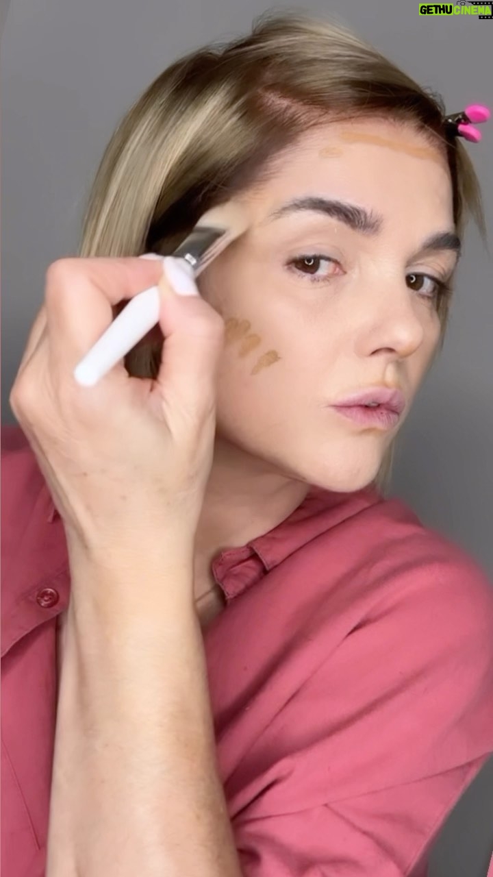 Araceli González Instagram - Ya no es imposible lograr tu base perfecta! Podes hacerla a tu medida!!! 🤩 Custom by @g.aracosmetics 4 tonos perfectos Iara usarlos por separado, mezclarlos y lograr un rostro con estructura desatancando y marcando para que se vea natural! Flexible y luminosa ⭐️ Están formulados con ácido Hialuronico para que le de hidratación a tu piel y evitar efecto máscara! Eso no nos gusta! Menos es más! Nada mas natural! Créeme! Los vas amar. 💫 Tip: No olvidar preparar tu piel! Es fundamental para una base fresca y duradera. Long lasting. 👄 @araceligonzalez67 #gara #garacosmetics #base #araceligonzalez #custom #basesuave #base #corrector #corrección #custom #tiendaonline