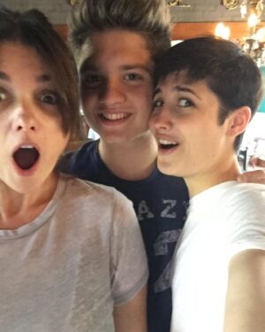 Araceli González Instagram - Ser mamá! En todos los focos que lo mires es anidar sin límite! Anidamos en nuestro vientre y ese mismo estado es siempre! Envuelve toda entrega  amorosa . Gracias mamá por tu fortaleza y amor en cada detalle que compartí com vos! Extrañarte es de lo más doloroso pero recordarte es la mayor alegría! 
Mi mamá , mis hijos, chiqui, mis abuelas aportaron y construyeron mi vida! 

El nido, la certeza de tener red en los abrazos y escuchas! O simplemente las palabras  que envuelven los silencios! Respeto, contención! Caminos infinitos que nada lo corta! Mi nido mamá! El nido de mis hijos! Eterno . 

Sabemos que a diario agradecemos tenerlas cercas y estar cerca pero hoy se decreta un día tan especial como es. SER MAMÁ y todo lo que eso abarca! 

Mamas del corazón, mamas construyendo vidas! Que siempre acompañe la lucidez y la entrega a quienes ocupan el rol de anidar! Eso es ser mamá ❤️