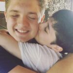 Araceli González Instagram - Ser mamá! En todos los focos que lo mires es anidar sin límite! Anidamos en nuestro vientre y ese mismo estado es siempre! Envuelve toda entrega amorosa . Gracias mamá por tu fortaleza y amor en cada detalle que compartí com vos! Extrañarte es de lo más doloroso pero recordarte es la mayor alegría! Mi mamá , mis hijos, chiqui, mis abuelas aportaron y construyeron mi vida! El nido, la certeza de tener red en los abrazos y escuchas! O simplemente las palabras que envuelven los silencios! Respeto, contención! Caminos infinitos que nada lo corta! Mi nido mamá! El nido de mis hijos! Eterno . Sabemos que a diario agradecemos tenerlas cercas y estar cerca pero hoy se decreta un día tan especial como es. SER MAMÁ y todo lo que eso abarca! Mamas del corazón, mamas construyendo vidas! Que siempre acompañe la lucidez y la entrega a quienes ocupan el rol de anidar! Eso es ser mamá ❤️