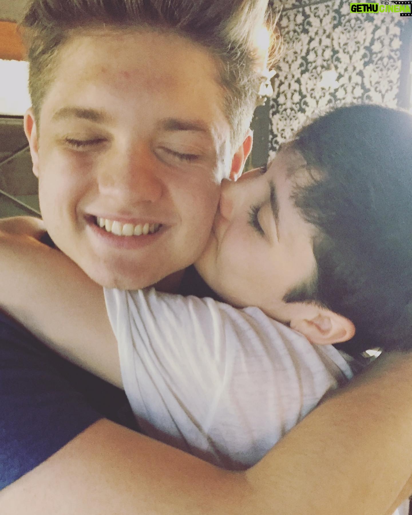 Araceli González - 14.6K Likes - Ser mamá! En todos los focos que lo mires es anidar sin límite! Anidamos en nuestro vientre y ese mismo estado es siempre! Envuelve toda entrega amorosa . Gracias mamá por tu fortaleza y amor en cada detalle que compartí com vos! Extrañarte es de lo más doloroso pero recordarte es la mayor alegría!
Mi mamá , mis hijos, chiqui, mis abuelas aportaron y construyeron mi vida!
El nido, la certeza de tener red en los abrazos y escuchas! O simplemente las palabras que envuelven los silencios! Respeto, contención! Caminos infinitos que nada lo corta! Mi nido mamá! El nido de mis hijos! Eterno .
Sabemos que a diario agradecemos tenerlas cercas y estar cerca pero hoy se decreta un día tan especial como es. SER MAMÁ y todo lo que eso abarca!
Mamas del corazón, mamas construyendo vidas! Que siempre acompañe la lucidez y la entrega a quienes ocupan el rol de anidar! Eso es ser mamá ❤️
