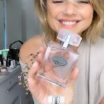 Araceli González Instagram – Yo no sé porque! Pero lo elegís toda la vida! Fresco, provocativo, intenso, elegante y combinaciones perfectas. Notas de flores blancas con un blend de limón y pomelo Siciliano. Fondo ámbar, iris, gardenia y amizcle. Ya es parte tuya y mía. Sucrerie by g.ara