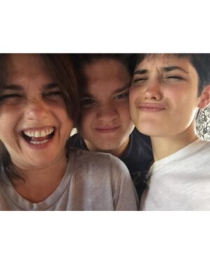 Araceli González Instagram - Ser mamá! En todos los focos que lo mires es anidar sin límite! Anidamos en nuestro vientre y ese mismo estado es siempre! Envuelve toda entrega  amorosa . Gracias mamá por tu fortaleza y amor en cada detalle que compartí com vos! Extrañarte es de lo más doloroso pero recordarte es la mayor alegría! 
Mi mamá , mis hijos, chiqui, mis abuelas aportaron y construyeron mi vida! 

El nido, la certeza de tener red en los abrazos y escuchas! O simplemente las palabras  que envuelven los silencios! Respeto, contención! Caminos infinitos que nada lo corta! Mi nido mamá! El nido de mis hijos! Eterno . 

Sabemos que a diario agradecemos tenerlas cercas y estar cerca pero hoy se decreta un día tan especial como es. SER MAMÁ y todo lo que eso abarca! 

Mamas del corazón, mamas construyendo vidas! Que siempre acompañe la lucidez y la entrega a quienes ocupan el rol de anidar! Eso es ser mamá ❤️