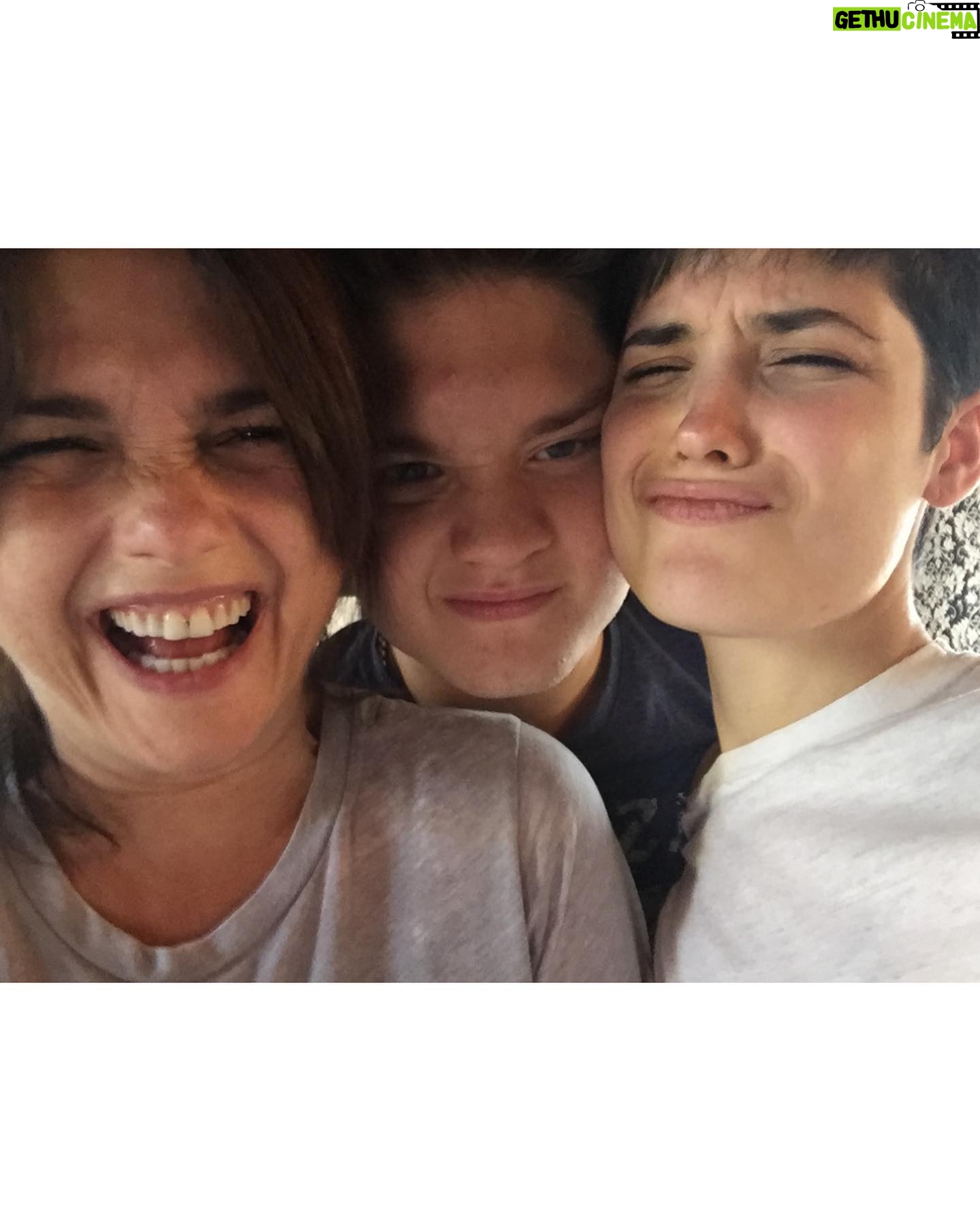 Araceli González - 14.6K Likes - Ser mamá! En todos los focos que lo mires es anidar sin límite! Anidamos en nuestro vientre y ese mismo estado es siempre! Envuelve toda entrega amorosa . Gracias mamá por tu fortaleza y amor en cada detalle que compartí com vos! Extrañarte es de lo más doloroso pero recordarte es la mayor alegría!
Mi mamá , mis hijos, chiqui, mis abuelas aportaron y construyeron mi vida!
El nido, la certeza de tener red en los abrazos y escuchas! O simplemente las palabras que envuelven los silencios! Respeto, contención! Caminos infinitos que nada lo corta! Mi nido mamá! El nido de mis hijos! Eterno .
Sabemos que a diario agradecemos tenerlas cercas y estar cerca pero hoy se decreta un día tan especial como es. SER MAMÁ y todo lo que eso abarca!
Mamas del corazón, mamas construyendo vidas! Que siempre acompañe la lucidez y la entrega a quienes ocupan el rol de anidar! Eso es ser mamá ❤️