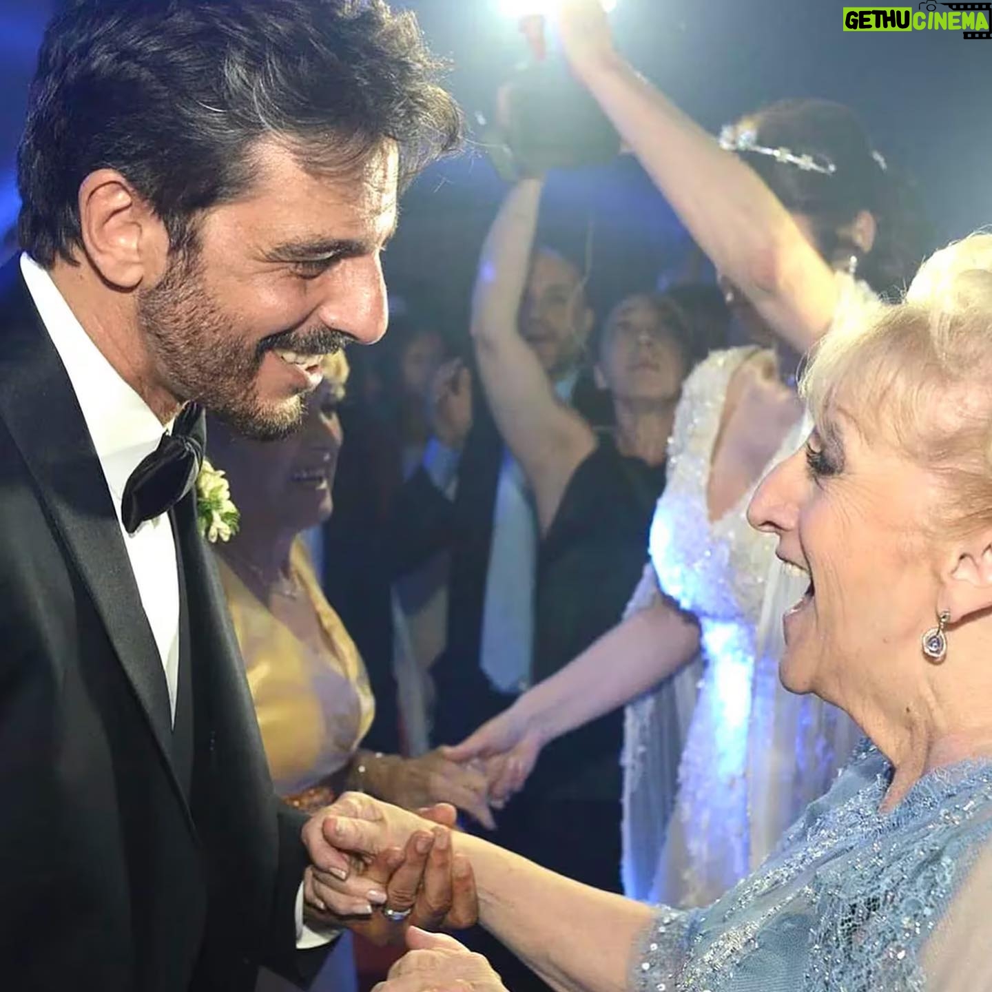 Araceli González - 34.4K Likes - Desperté conociendo más a mi hombre genuino , sincero e íntegro. Siempre uno sabe con quien vive? Muchas veces no! Y es un gran dolor. Pero con El experimentas la relación más amorosa desde la verdad y la sanidad. Eso no es poco! La mentira, la injusticia y la malicia está siempre al acecho! Los que estamos hoy somos los que tenemos que estar! Nuestro núcleo de personas es poco y honesto. La realidad es que cuando estás lúcido pocos pueden acompañar. Agradezco seguir conociéndote para ratificar a diario que estoy en el lugar que debo estar! Nos costo y nos cuesta mucho todo! Pero firmes a nuestros valores ancestrales, a nuestra integridad y verdad. Y a sobre todas las cosas nuestro gran amor el camino es increíblemente bello! G.ara Cosmetics @araceliweb es nuestro sueño y desafío diario siempre apostando a acompañarnos .
Te amo y agradezco que sanaste y cuidaste desde tu mas respetuoso lugar a mis dos hijos! Todos Los Santos no están en estampitas y todos los valientes no están en las historias ! Ojo con eso! Se los quiere.
Gracias @sebassoldano por dar visibilidad al bien y la ternura.
Gracias amor por ser tan autentico
Nuestro saquito está y también fue parte de nuestro proyecto. Cuidarnos hizo el mejor búnker de nuestra vida. Hasta el infinito y más allá . Siempre ❤️
@infobae ( la nota más leída en solo una hora) 🤩
@fabianmazzeiok