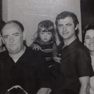 Araceli González Instagram - El es mi Papá! Falleció hace 7 días exactamente hoy. ❤️. Ernesto Gonzalez, Enero fue un mes voraz. Todo fue muy rápido y doloroso. Muchas veces nos cuesta aceptar y no podemos  expresar. Es la primera vez que me sentí muda, y adormecida. Siempre fui de accionar y liberar. Pero en momentos de mi vida los dolores que atraviesan sin red, atropellan. Agradezco a mi hermano que pudimos encontrarnos para abordarlo hasta el último día! Peleo con esa enfermedad que si la cura está libérenla porque destruye y nos ata! 🙏🏻
Yo quiero solo decir que no importa como se entrega uno en la vida lo más importante es como uno recibe y puede transformar las pequeñas cosas en grandes cosas, los pocos y pequeños recuerdos en obras maestra! Yo te extrañé toda la vida! Te busqué cuánto podía! Hasta de grande la niña quería de vos! Papá me quedó con lo mejor! Con tus silencios, tus ojos mojados, tus expresiones que dejaban entrever que algo quería decir. No todos podemos expresar cada sentimiento pero si sentía tus ganas de hacerlo! ❤️. El contador de chistes, el bombón de la familia, el locutor de radio, el amante del tango! Quisiste recuperar el tren en Patricio lugar donde naciste. Defensor de su pueblo! Alma libre! Ibas en busca de tus propios sueños ❤️. Vola alto! No hay nada que quedó pendiente, yo siempre amé estar a upa, de tu mano o solo mirándote! Me quedo con lo mejor de vos !  Me quedo con los recuerdos, el olor a nafta, los fierros, las carreras, el autódromo , el sonido de la radio y esos ojos que no podían ser más hermosos. Celeste cielo! Siempre quise tenerlos! 🤩Perdón!!! hay algo que quedó pendiente que me enseñaras a bailar el tango! En la próxima lo hacemos! Quedamos así?! Te amo! Papá!