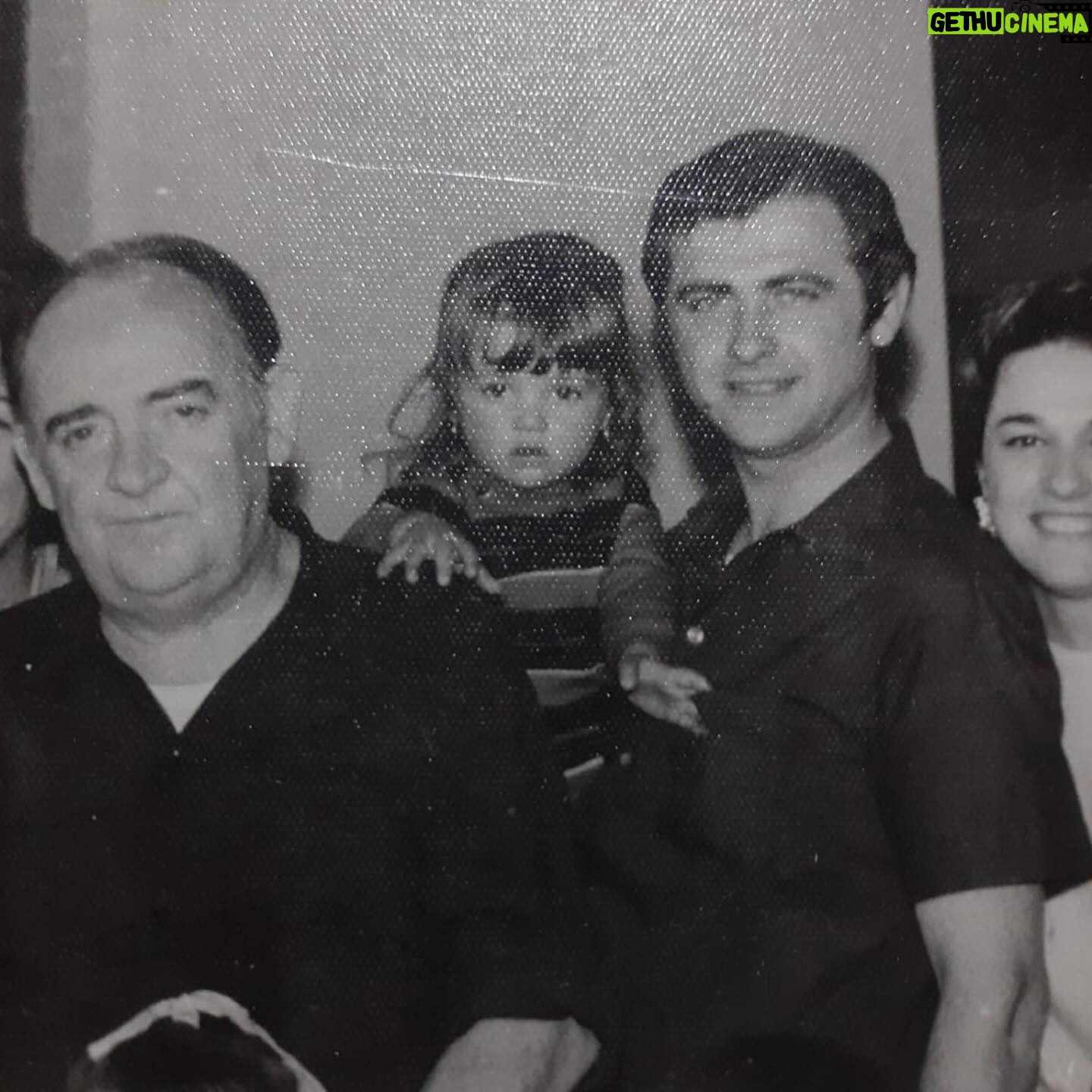Araceli González - 48.4K Likes - El es mi Papá! Falleció hace 7 días exactamente hoy. ❤️. Ernesto Gonzalez, Enero fue un mes voraz. Todo fue muy rápido y doloroso. Muchas veces nos cuesta aceptar y no podemos expresar. Es la primera vez que me sentí muda, y adormecida. Siempre fui de accionar y liberar. Pero en momentos de mi vida los dolores que atraviesan sin red, atropellan. Agradezco a mi hermano que pudimos encontrarnos para abordarlo hasta el último día! Peleo con esa enfermedad que si la cura está libérenla porque destruye y nos ata! 🙏🏻
Yo quiero solo decir que no importa como se entrega uno en la vida lo más importante es como uno recibe y puede transformar las pequeñas cosas en grandes cosas, los pocos y pequeños recuerdos en obras maestra! Yo te extrañé toda la vida! Te busqué cuánto podía! Hasta de grande la niña quería de vos! Papá me quedó con lo mejor! Con tus silencios, tus ojos mojados, tus expresiones que dejaban entrever que algo quería decir. No todos podemos expresar cada sentimiento pero si sentía tus ganas de hacerlo! ❤️. El contador de chistes, el bombón de la familia, el locutor de radio, el amante del tango! Quisiste recuperar el tren en Patricio lugar donde naciste. Defensor de su pueblo! Alma libre! Ibas en busca de tus propios sueños ❤️. Vola alto! No hay nada que quedó pendiente, yo siempre amé estar a upa, de tu mano o solo mirándote! Me quedo con lo mejor de vos ! Me quedo con los recuerdos, el olor a nafta, los fierros, las carreras, el autódromo , el sonido de la radio y esos ojos que no podían ser más hermosos. Celeste cielo! Siempre quise tenerlos! 🤩Perdón!!! hay algo que quedó pendiente que me enseñaras a bailar el tango! En la próxima lo hacemos! Quedamos así?! Te amo! Papá!