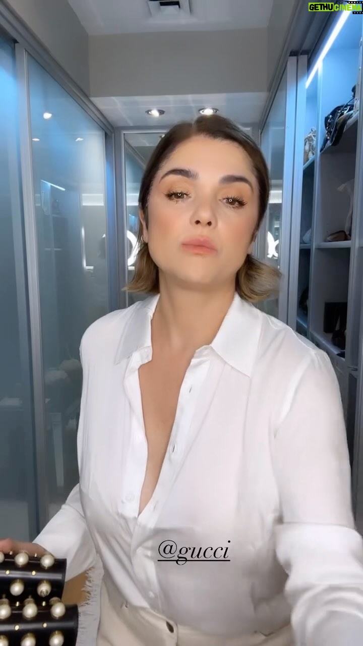 Araceli González Instagram - Hoy partimos a bs as! Lo que digo es real !!! 2 horas para llegar de Pilar a Puerto Madero! Feliz, me encontré con amigos 🤩. Acá un poco del Outfit del día! Todo queda grande !! Pero esos zapatos no pueden más! Además súper cómodos ! Buen miércoles bombonas ❤️. El makeup en mis historias 👄 @araceliweb @g.aracosmetics
