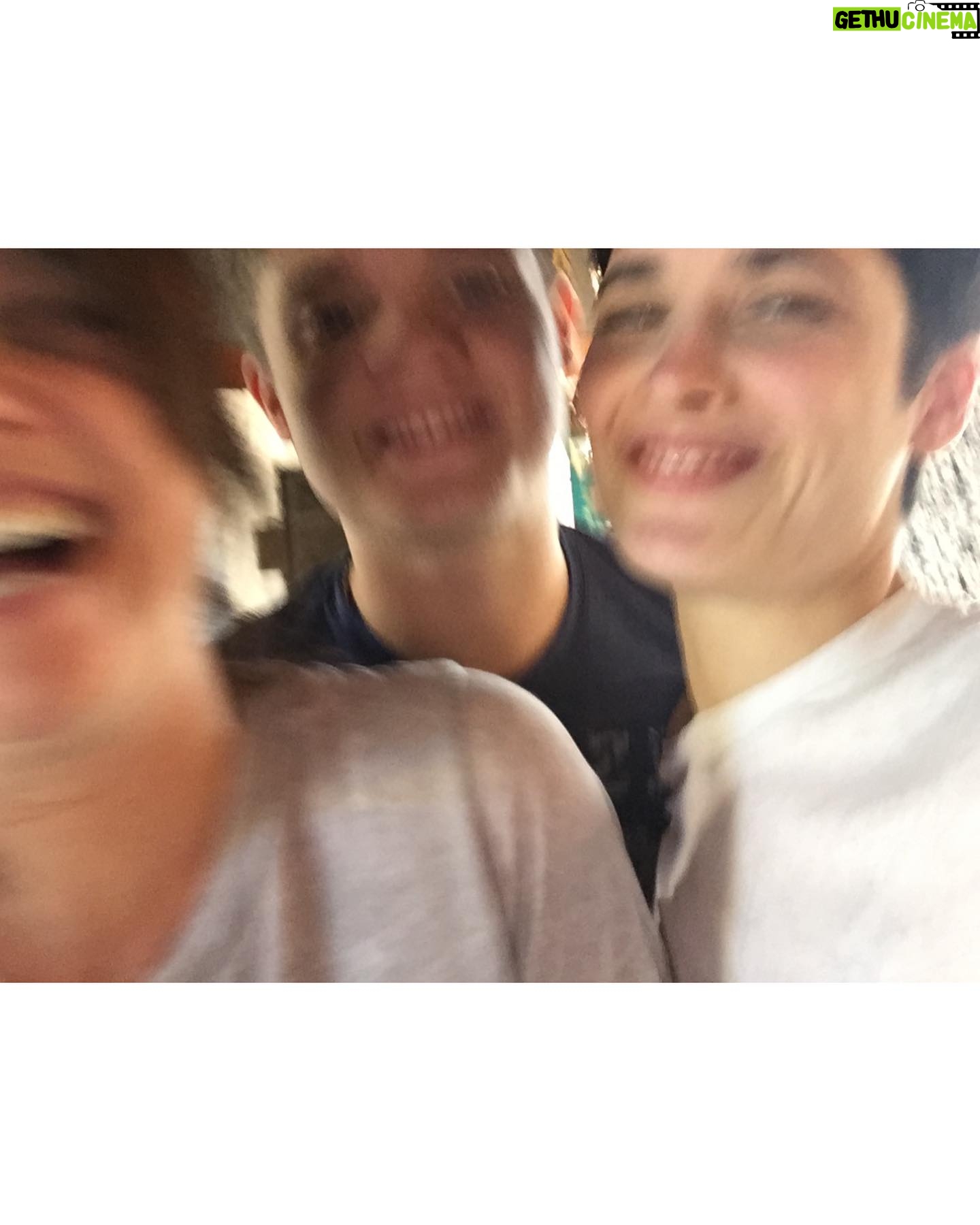 Araceli González - 14.6K Likes - Ser mamá! En todos los focos que lo mires es anidar sin límite! Anidamos en nuestro vientre y ese mismo estado es siempre! Envuelve toda entrega amorosa . Gracias mamá por tu fortaleza y amor en cada detalle que compartí com vos! Extrañarte es de lo más doloroso pero recordarte es la mayor alegría!
Mi mamá , mis hijos, chiqui, mis abuelas aportaron y construyeron mi vida!
El nido, la certeza de tener red en los abrazos y escuchas! O simplemente las palabras que envuelven los silencios! Respeto, contención! Caminos infinitos que nada lo corta! Mi nido mamá! El nido de mis hijos! Eterno .
Sabemos que a diario agradecemos tenerlas cercas y estar cerca pero hoy se decreta un día tan especial como es. SER MAMÁ y todo lo que eso abarca!
Mamas del corazón, mamas construyendo vidas! Que siempre acompañe la lucidez y la entrega a quienes ocupan el rol de anidar! Eso es ser mamá ❤️