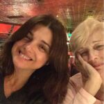 Araceli González Instagram - Ser mamá! En todos los focos que lo mires es anidar sin límite! Anidamos en nuestro vientre y ese mismo estado es siempre! Envuelve toda entrega amorosa . Gracias mamá por tu fortaleza y amor en cada detalle que compartí com vos! Extrañarte es de lo más doloroso pero recordarte es la mayor alegría! Mi mamá , mis hijos, chiqui, mis abuelas aportaron y construyeron mi vida! El nido, la certeza de tener red en los abrazos y escuchas! O simplemente las palabras que envuelven los silencios! Respeto, contención! Caminos infinitos que nada lo corta! Mi nido mamá! El nido de mis hijos! Eterno . Sabemos que a diario agradecemos tenerlas cercas y estar cerca pero hoy se decreta un día tan especial como es. SER MAMÁ y todo lo que eso abarca! Mamas del corazón, mamas construyendo vidas! Que siempre acompañe la lucidez y la entrega a quienes ocupan el rol de anidar! Eso es ser mamá ❤️
