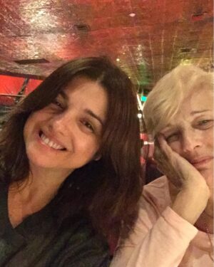 Araceli González Instagram - Ser mamá! En todos los focos que lo mires es anidar sin límite! Anidamos en nuestro vientre y ese mismo estado es siempre! Envuelve toda entrega  amorosa . Gracias mamá por tu fortaleza y amor en cada detalle que compartí com vos! Extrañarte es de lo más doloroso pero recordarte es la mayor alegría! 
Mi mamá , mis hijos, chiqui, mis abuelas aportaron y construyeron mi vida! 

El nido, la certeza de tener red en los abrazos y escuchas! O simplemente las palabras  que envuelven los silencios! Respeto, contención! Caminos infinitos que nada lo corta! Mi nido mamá! El nido de mis hijos! Eterno . 

Sabemos que a diario agradecemos tenerlas cercas y estar cerca pero hoy se decreta un día tan especial como es. SER MAMÁ y todo lo que eso abarca! 

Mamas del corazón, mamas construyendo vidas! Que siempre acompañe la lucidez y la entrega a quienes ocupan el rol de anidar! Eso es ser mamá ❤️
