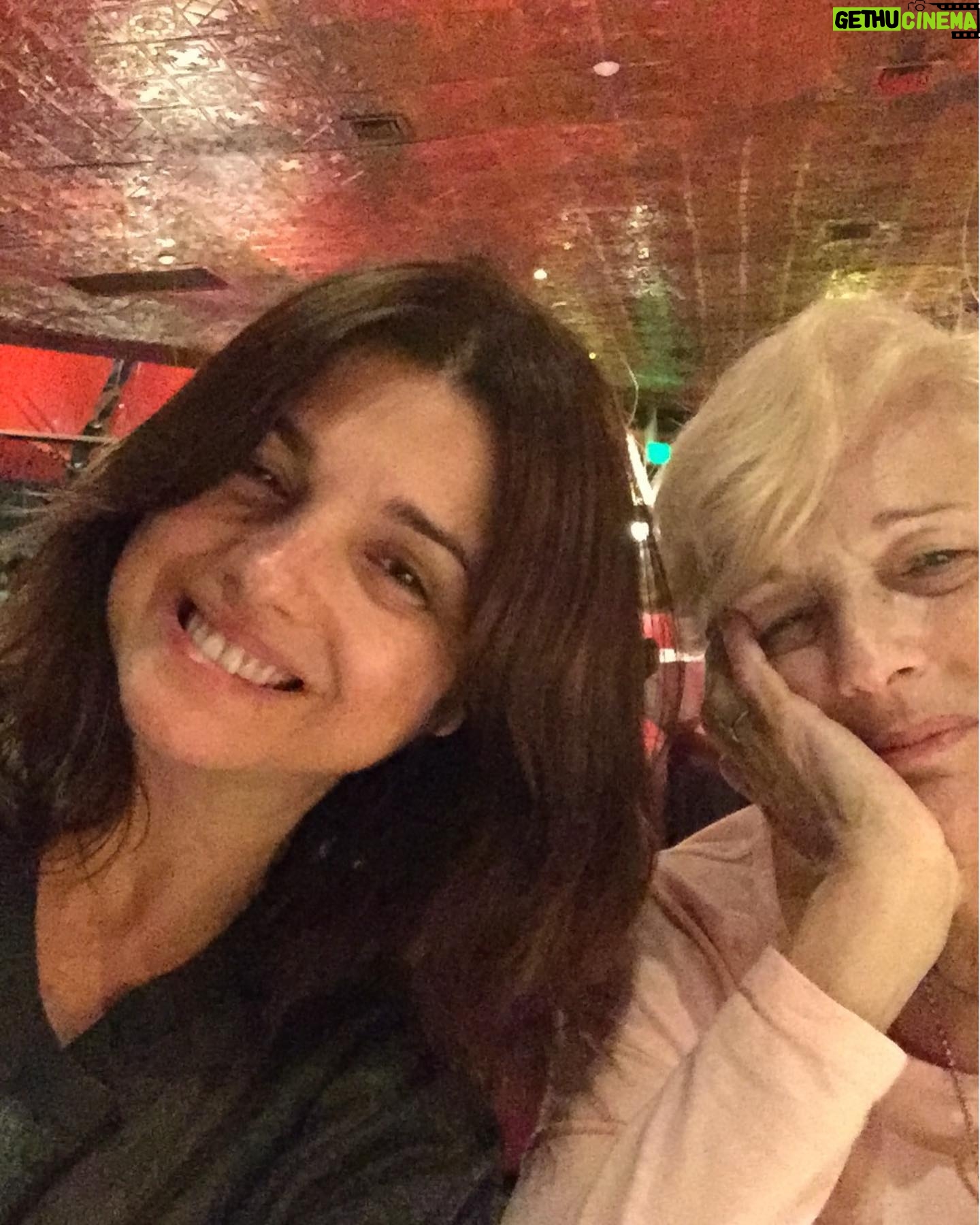 Araceli González - 14.6K Likes - Ser mamá! En todos los focos que lo mires es anidar sin límite! Anidamos en nuestro vientre y ese mismo estado es siempre! Envuelve toda entrega amorosa . Gracias mamá por tu fortaleza y amor en cada detalle que compartí com vos! Extrañarte es de lo más doloroso pero recordarte es la mayor alegría!
Mi mamá , mis hijos, chiqui, mis abuelas aportaron y construyeron mi vida!
El nido, la certeza de tener red en los abrazos y escuchas! O simplemente las palabras que envuelven los silencios! Respeto, contención! Caminos infinitos que nada lo corta! Mi nido mamá! El nido de mis hijos! Eterno .
Sabemos que a diario agradecemos tenerlas cercas y estar cerca pero hoy se decreta un día tan especial como es. SER MAMÁ y todo lo que eso abarca!
Mamas del corazón, mamas construyendo vidas! Que siempre acompañe la lucidez y la entrega a quienes ocupan el rol de anidar! Eso es ser mamá ❤️