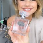Araceli González Instagram – Estamos listas! Que use?
Amooo el lino! Nada mejor para estar cómoda y fresca! 
Sandalias: @charlotteolympia 
Skin care : @g.aracosmetics @araceliweb 
Custom: hace tu base a tu medida . Correctores con ácido Hialuronico. Fluidos! Hidratantes dejando la piel perfecta y natural 🤩. @g.aracosmetics by @araceligonzalez67 
Stars black night : mascara de pestañas. Waterproof. Hipoalergénica. Con aceite de coco!🥥 para cuidar de ellas! 
Rubor & lip : labial velvet con ácido Hialuronico semi mate. Long lasting by g.ara 
Labial : 👄, Gilt by g.ara . Con ácido Hialuronico. Vitamina E. Protección UV 
Bálsamo de labios : Natural lip 🌱: vitamina C   ácido Hialuronico. Vitamina E. Protección UV 
Accesorios:
Anillo: @patriciafield ( diseñadora de sex and the city 😜NY. Viaje con “Novia a los 40” 
Cartera : @dolcegabbana 
Fragancia: “Sucrerie” by g.ara 
🐰🌱🌸