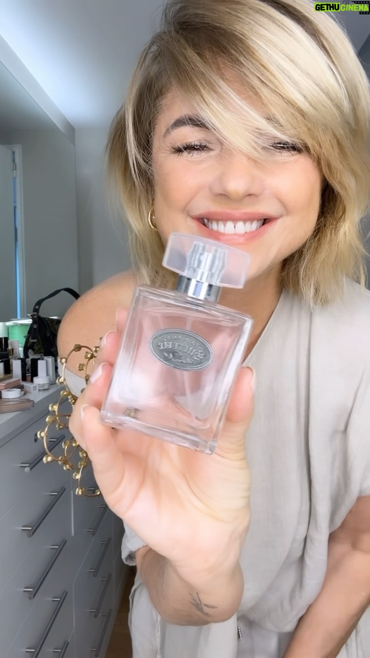 Araceli González - 29.2K Likes - Estamos listas! Que use?
Amooo el lino! Nada mejor para estar cómoda y fresca!
Sandalias: @charlotteolympia
Skin care : @g.aracosmetics @araceliweb
Custom: hace tu base a tu medida . Correctores con ácido Hialuronico. Fluidos! Hidratantes dejando la piel perfecta y natural 🤩. @g.aracosmetics by @araceligonzalez67
Stars black night : mascara de pestañas. Waterproof. Hipoalergénica. Con aceite de coco!🥥 para cuidar de ellas!
Rubor & lip : labial velvet con ácido Hialuronico semi mate. Long lasting by g.ara
Labial : 👄, Gilt by g.ara . Con ácido Hialuronico. Vitamina E. Protección UV
Bálsamo de labios : Natural lip 🌱: vitamina C ácido Hialuronico. Vitamina E. Protección UV
Accesorios:
Anillo: @patriciafield ( diseñadora de sex and the city 😜NY. Viaje con “Novia a los 40”
Cartera : @dolcegabbana
Fragancia: “Sucrerie” by g.ara
🐰🌱🌸