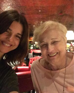 Araceli González Instagram - Ser mamá! En todos los focos que lo mires es anidar sin límite! Anidamos en nuestro vientre y ese mismo estado es siempre! Envuelve toda entrega  amorosa . Gracias mamá por tu fortaleza y amor en cada detalle que compartí com vos! Extrañarte es de lo más doloroso pero recordarte es la mayor alegría! 
Mi mamá , mis hijos, chiqui, mis abuelas aportaron y construyeron mi vida! 

El nido, la certeza de tener red en los abrazos y escuchas! O simplemente las palabras  que envuelven los silencios! Respeto, contención! Caminos infinitos que nada lo corta! Mi nido mamá! El nido de mis hijos! Eterno . 

Sabemos que a diario agradecemos tenerlas cercas y estar cerca pero hoy se decreta un día tan especial como es. SER MAMÁ y todo lo que eso abarca! 

Mamas del corazón, mamas construyendo vidas! Que siempre acompañe la lucidez y la entrega a quienes ocupan el rol de anidar! Eso es ser mamá ❤️