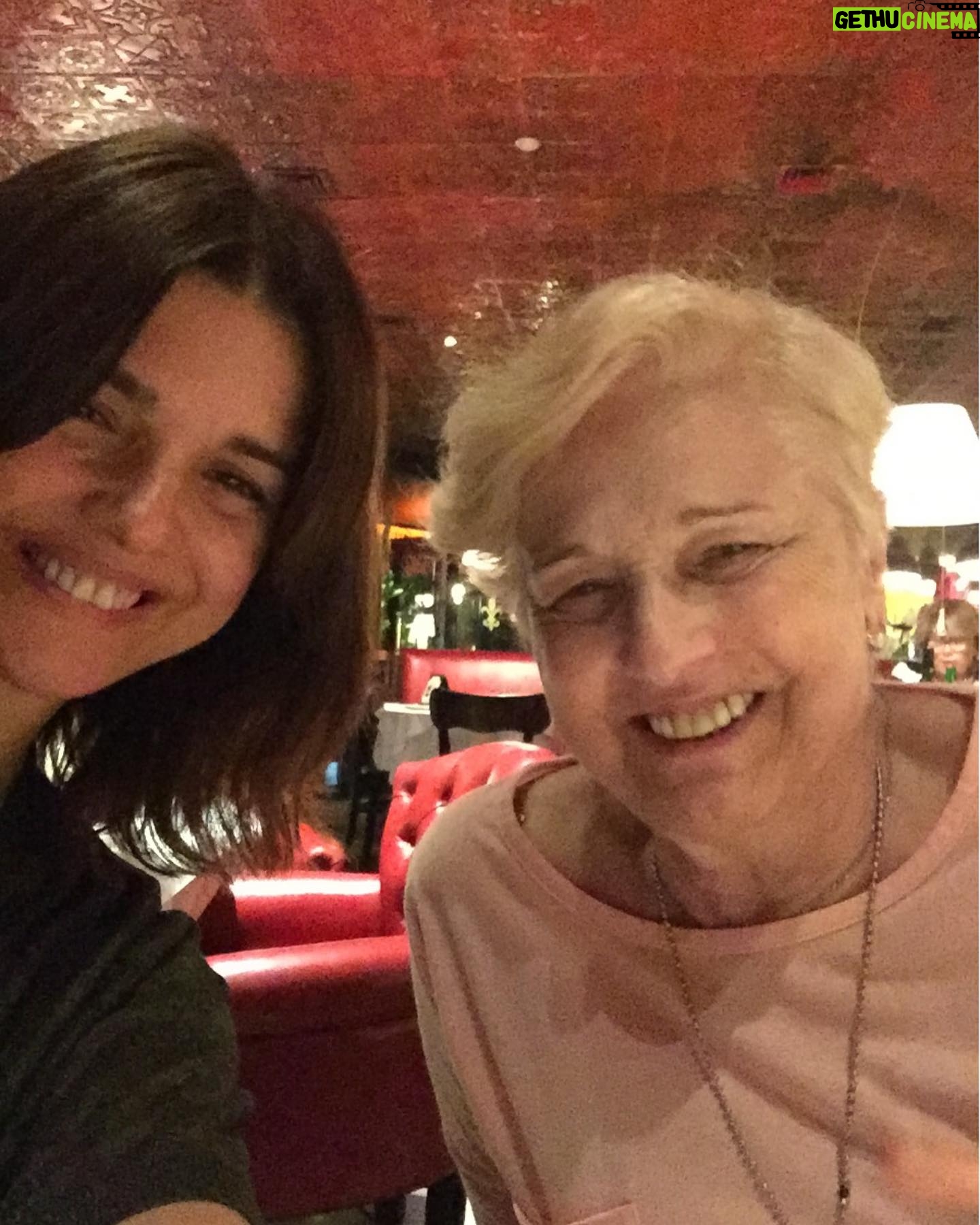 Araceli González - 14.6K Likes - Ser mamá! En todos los focos que lo mires es anidar sin límite! Anidamos en nuestro vientre y ese mismo estado es siempre! Envuelve toda entrega amorosa . Gracias mamá por tu fortaleza y amor en cada detalle que compartí com vos! Extrañarte es de lo más doloroso pero recordarte es la mayor alegría!
Mi mamá , mis hijos, chiqui, mis abuelas aportaron y construyeron mi vida!
El nido, la certeza de tener red en los abrazos y escuchas! O simplemente las palabras que envuelven los silencios! Respeto, contención! Caminos infinitos que nada lo corta! Mi nido mamá! El nido de mis hijos! Eterno .
Sabemos que a diario agradecemos tenerlas cercas y estar cerca pero hoy se decreta un día tan especial como es. SER MAMÁ y todo lo que eso abarca!
Mamas del corazón, mamas construyendo vidas! Que siempre acompañe la lucidez y la entrega a quienes ocupan el rol de anidar! Eso es ser mamá ❤️