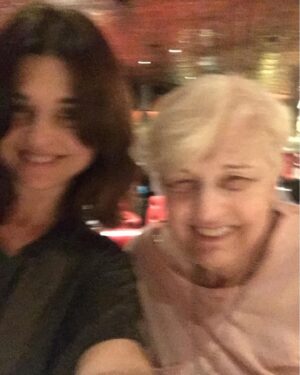 Araceli González Instagram - Ser mamá! En todos los focos que lo mires es anidar sin límite! Anidamos en nuestro vientre y ese mismo estado es siempre! Envuelve toda entrega  amorosa . Gracias mamá por tu fortaleza y amor en cada detalle que compartí com vos! Extrañarte es de lo más doloroso pero recordarte es la mayor alegría! 
Mi mamá , mis hijos, chiqui, mis abuelas aportaron y construyeron mi vida! 

El nido, la certeza de tener red en los abrazos y escuchas! O simplemente las palabras  que envuelven los silencios! Respeto, contención! Caminos infinitos que nada lo corta! Mi nido mamá! El nido de mis hijos! Eterno . 

Sabemos que a diario agradecemos tenerlas cercas y estar cerca pero hoy se decreta un día tan especial como es. SER MAMÁ y todo lo que eso abarca! 

Mamas del corazón, mamas construyendo vidas! Que siempre acompañe la lucidez y la entrega a quienes ocupan el rol de anidar! Eso es ser mamá ❤️